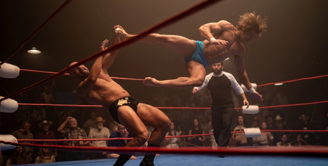 Студия A24 поделилась первым кадром из байопика о династии рестлеров с Заком Эфроном