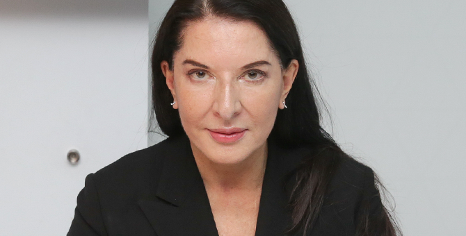 Марина Абрамович повторит перформанс с коридором из обнаженных художников