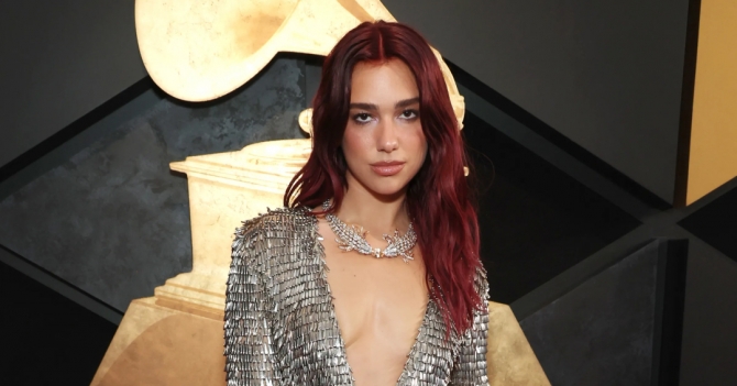 Дуа Липа в Courrèges и Майли Сайрус в Maison Margiela: красная дорожка «Грэмми – 2024»