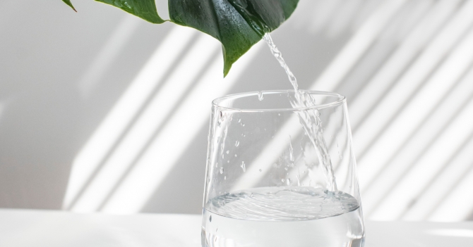Не опять, а снова. Нутрициолог — о том, почему важно поддерживать водный баланс