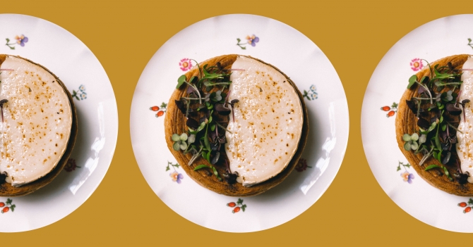 ​​Новости ресторанов: даниш с кремом из арахиса и хурмой, открытие новоорлеанского поп-ап проекта и другие идеи на 14 февраля