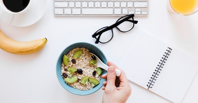 Чем перекусить в офисе, чтобы вернуть бодрость. Отвечает специалист