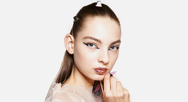 Как повторить макияж с яркими акцентами с показа Fendi