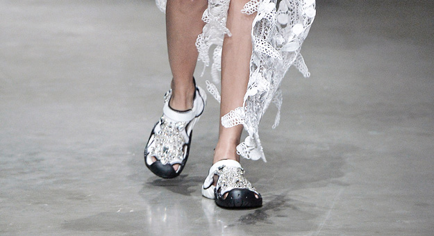 Кристофер Кейн сделал сияющие кроксы