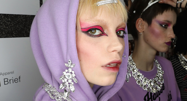 Как повторить макияж с розовыми стрелками с показа Nicopanda