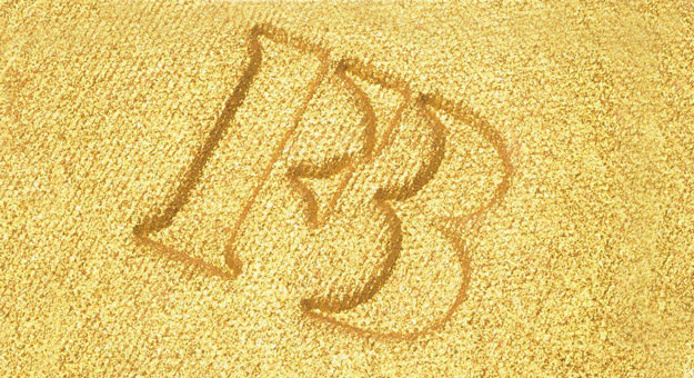 Киберподарки на 8 Марта: приложение Кортни Кардашьян, фейсбилдинг и сертификат от Рианны