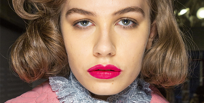 Арт-стрелки и акцент на губы: бьюти-обзор Недели моды в Лондоне