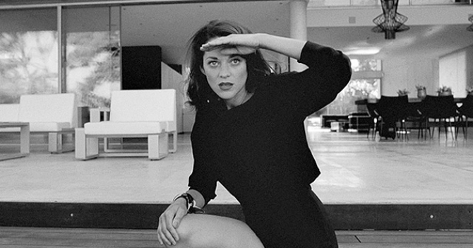 Эксклюзив Buro 24/7: Марион Котийяр о работе в Голливуде, жизни во Франции и платьях Dior