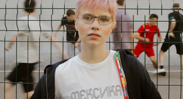 Футбол, мода, дружба народов — специальная съемка капсульной коллекции Buro 24/7 x Farfetch