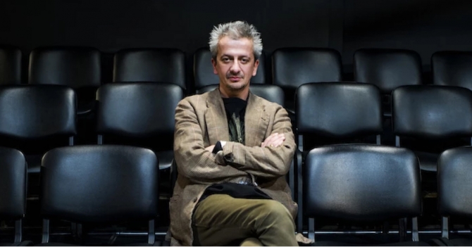 Константин Богомолов отвечает на вопросы своих актеров о достоевщине, апокалипсисе и «Бесах»