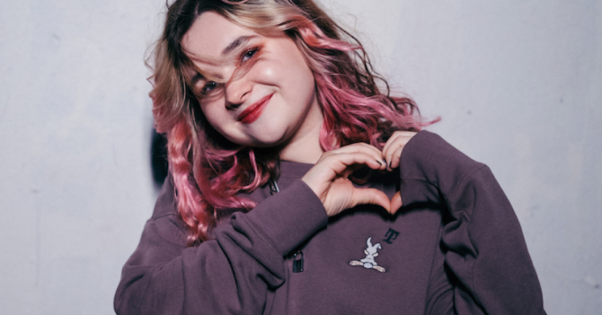 «В творчестве нет слова \"надо\"». Певица Алена Швец — о новой музыке и выступлении на «Плюс Даче»