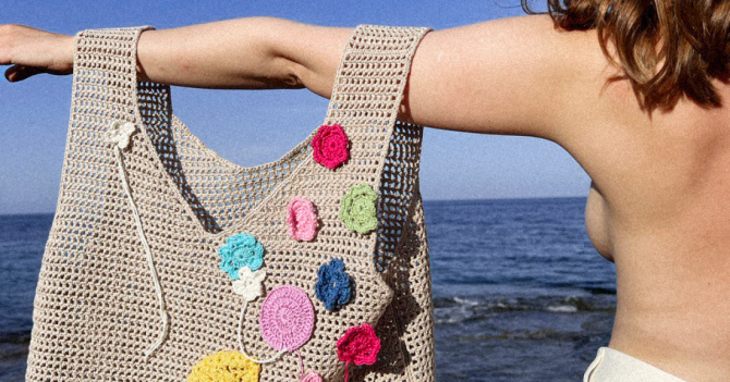 Как носить вязаные вещи летом? Равняемся на основательниц марок со свитерами, панамами и топами в технике кроше