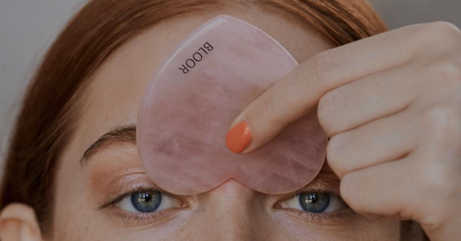 Для расслабления и снятия отеков: гид по массажу гуаша