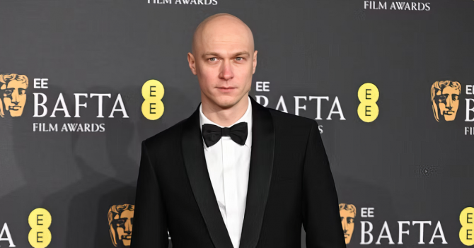 Юра Борисов в Louis Vuitton и Селена Гомес в Schiaparelli: красная дорожка BAFTA-2025