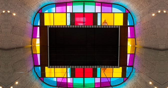 Витражные инсталляции Даниеля Бюрена на крыше дома Ле Корбюзье в Марселе