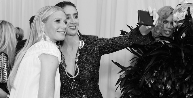 Выступление Шер и дружеские селфи Джулианны Мур — что мы узнали о Met Gala 2019 из инстаграма