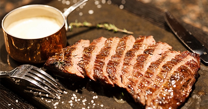 \"Гирлянда Steak Shop & Show\": питерский ресторан от продавцов фермерских продуктов
