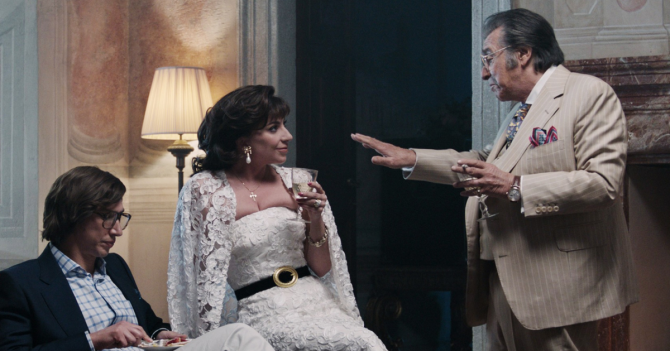 Платья YSL, пиджаки Zegna и только два образа Gucci. Что нужно знать о костюмах в фильме «Дом Гуччи»