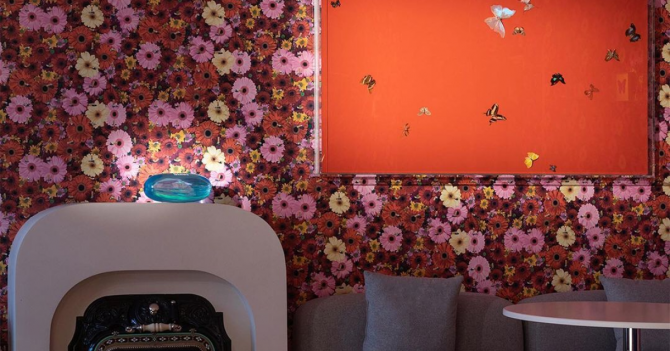 Аптека, бабочки, спин-арт. Первый взгляд на проект Prada Mode в Москве