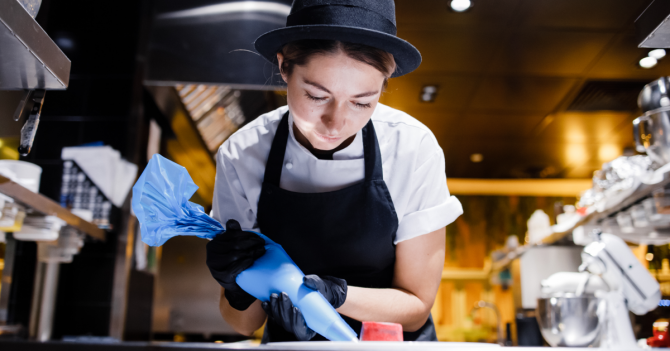 Собаку съесть и на елку влезть: о хайпе и сладостях — с кухни BURO. TSUM