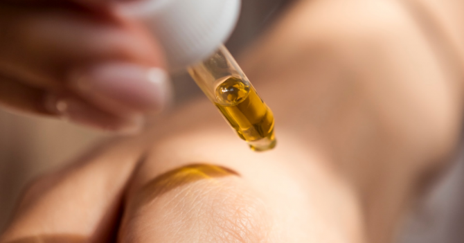 Косметика с кислотами летом: можно или нет?