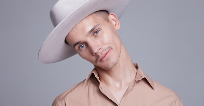 Антоха МС и режиссер Александр Пронькин — о новом моноспектакле музыканта в клубе «1930»