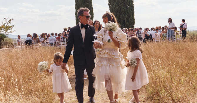 Vivienne Westwood, Loewe и Simone Rocha. Свадебные образы августовских невест и женихов