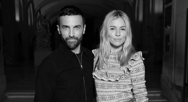 Сиенна Миллер, Мишель Уильямс и Эмма Стоун на показе Louis Vuitton, осень-зима 2018 в Париже