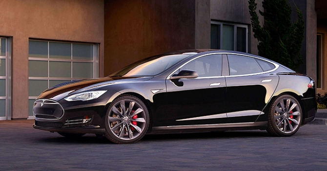 Медленно, но верно: смотрим, как Tesla сам себя припарковал