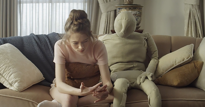 Странные танцы в клипе на композицию Tesla Boy Nothing