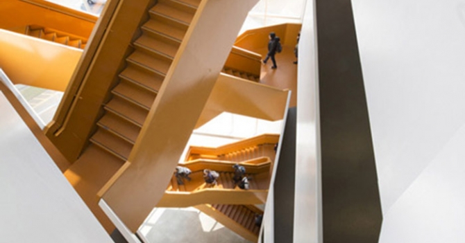 Оранжевая лестница-зигзаг в John Abbott College в Канаде