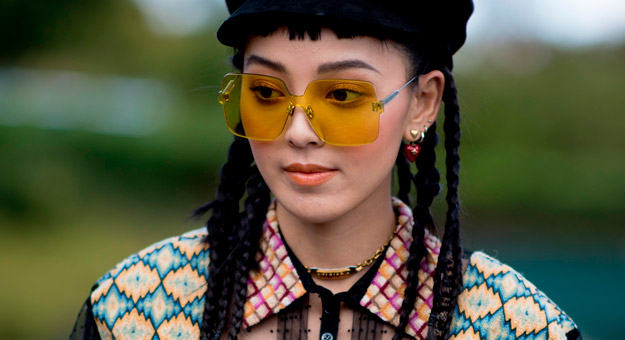 Аккуратные стрелки и красная помада: как выглядят гости Недели моды в Париже