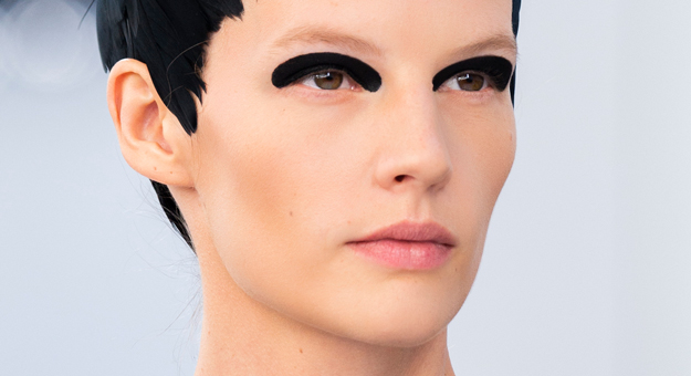 Как повторить макияж со стрелками-смоки с показа Dries Van Noten