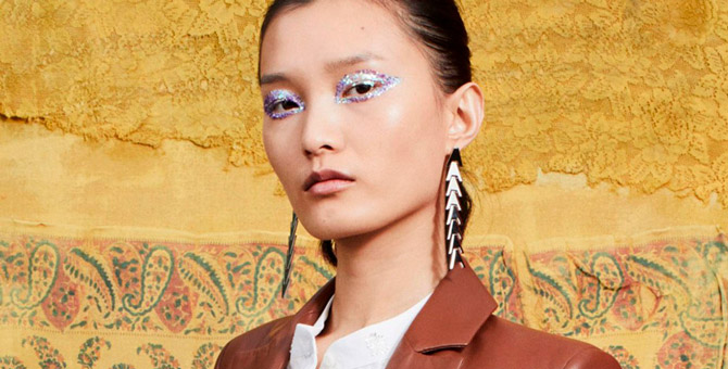 Как повторить макияж со стрелками из блесток с показа Altuzarra