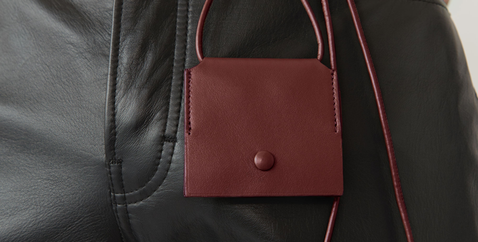 Сумки на шею — где купить и как носить