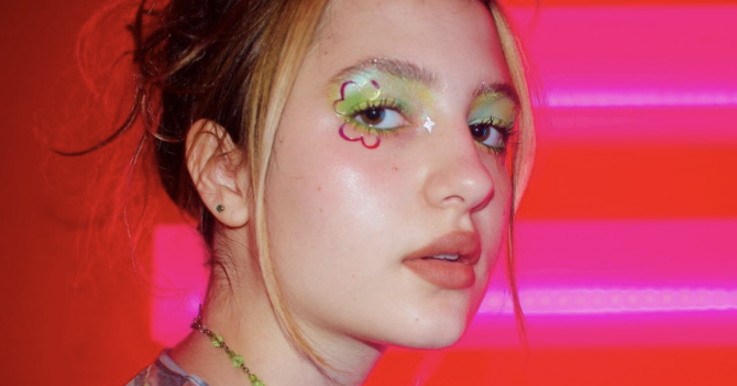 Тренд в макияже, который легко повторить: тени во внутренних уголках глаз