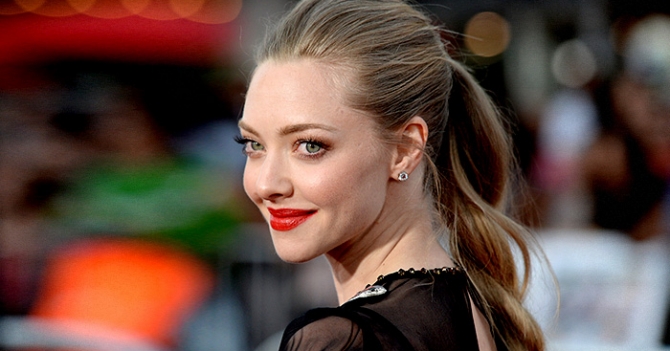 Аманда Сейфрид: \"Мне много платят из-за чуваков, которые дежурят в кустах у моего дома\"