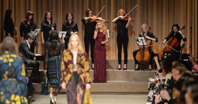 Живые выступления на показах: 6 лучших