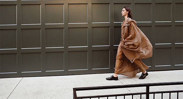 COS и 10 лет минимализма: из чего состоит ДНК бренда