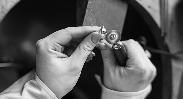 Реставратор музыкальных инструментов, ювелир и обувщик — о ценности ручного труда