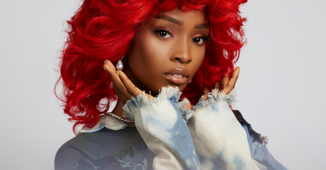 Накладные пряди, оттенки красного, стиль 80-х и другие парикмахерские тренды 2022 года