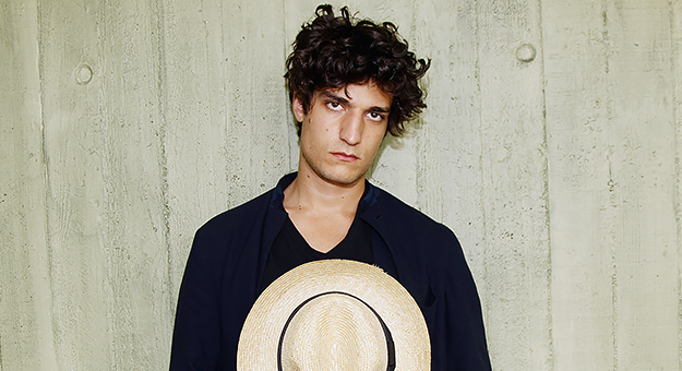 Луи Гаррель: «Я никогда не улыбаюсь, поэтому из меня начали делать мемы»