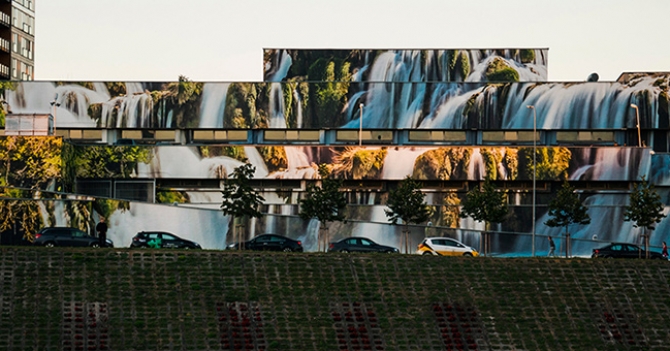 Фото дня: архитектор превратил советские гаражи в светящийся водопад