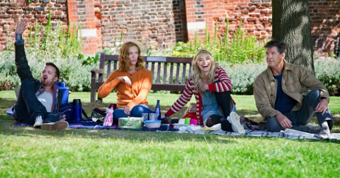 Пирс Броснан и Аарон Пол в трейлере к фильму A Long Way Down