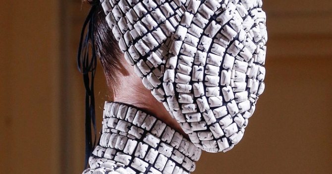 Красота в деталях: маски на показе Maison Martin Margiela Couture