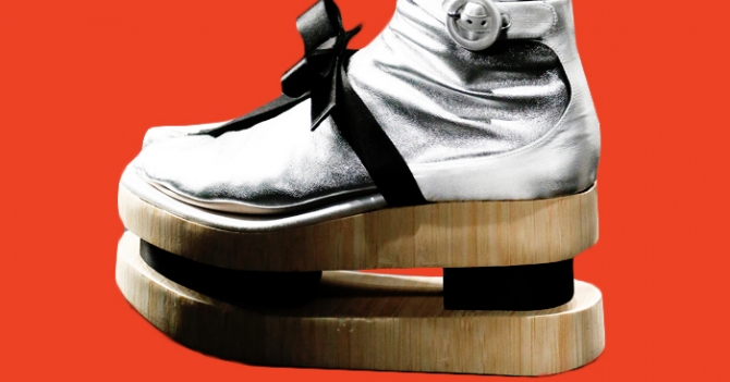 Тенденция: обувь цвета металлик