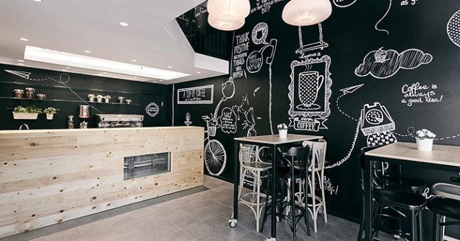 Сербская кофейня Stock Coffee с элементами стрит-арта