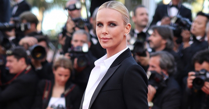 Шарлиз Терон, Шон Пенн и Милла Йовович на красной ковровой дорожке фильма \"Последнее лицо\" в Каннах