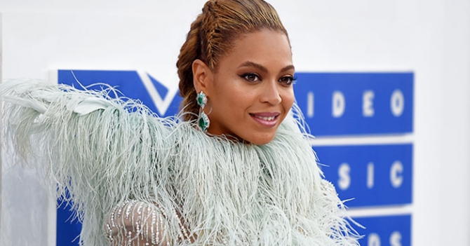 Как прошел MTV VMA — 2016: победители, платья и триумф Бейонсе