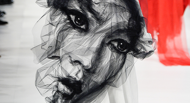 Кто стоит за тюлевыми портретами на показе Maison Margiela